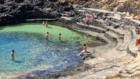 Badebetrieb am Gezeitenbecken, Piscina Naturista in Charco del Palo.